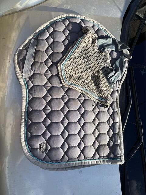 Ensemble tapis - bonnet - Corse