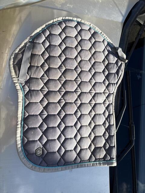 Ensemble tapis - bonnet - Corse