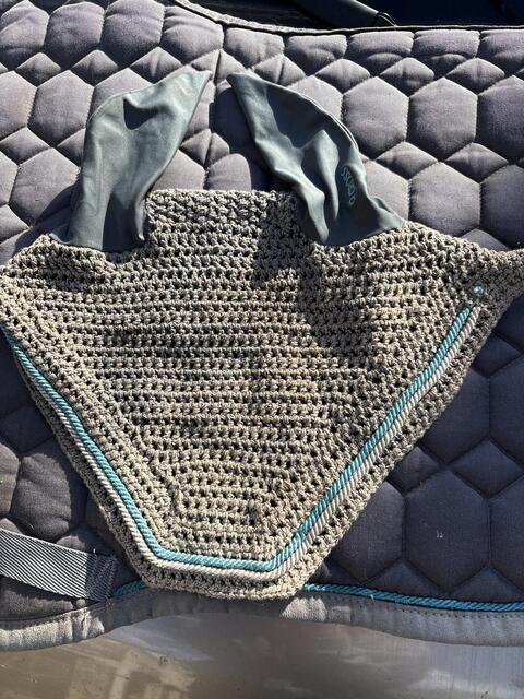 Ensemble tapis - bonnet - Corse