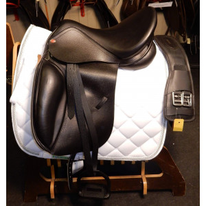 Selle Dressage Thesee taille 17' toute équipée NEUVE