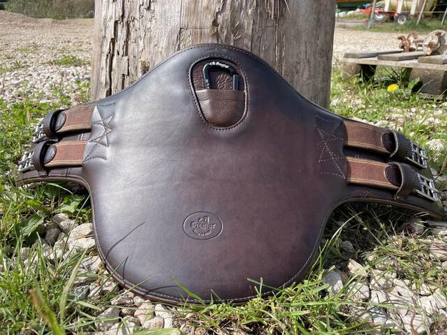 Sangle bavette Prestige – cuir – élastiques des deux côtés – taille 70 cm – excellent état