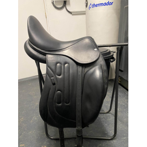 Selle dressage GBS 17’ quasiment neuve