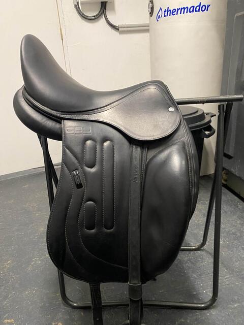Selle dressage GBS 17’ quasiment neuve