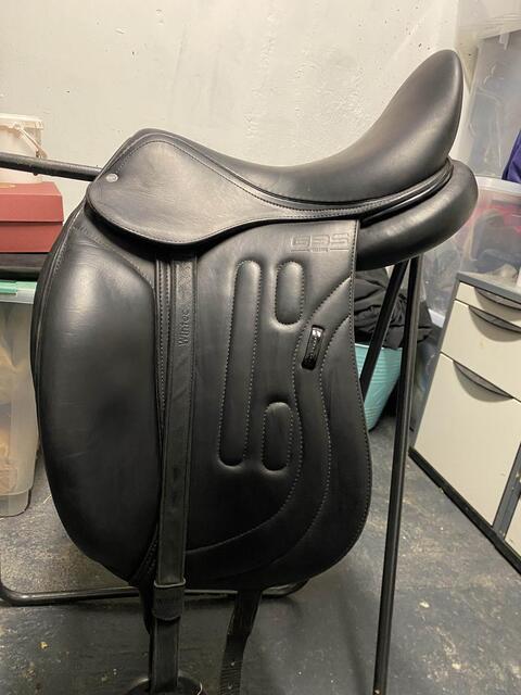 Selle dressage GBS 17’ quasiment neuve