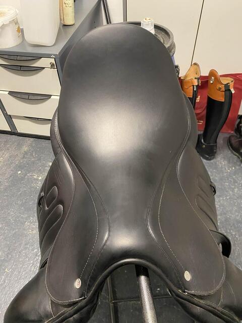 Selle dressage GBS 17’ quasiment neuve