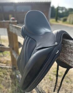 Selle de Dressage Antares cadence 17’´