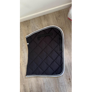 tapis HFI noir et blanc