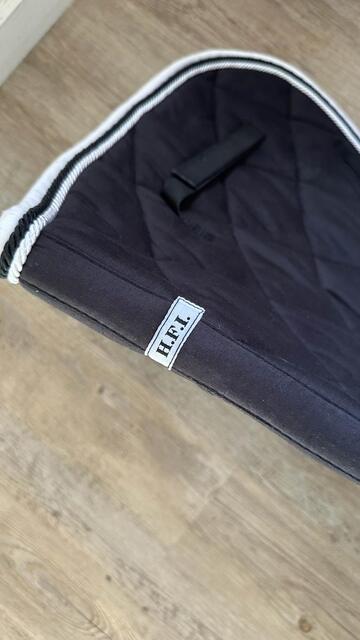 tapis HFI noir et blanc