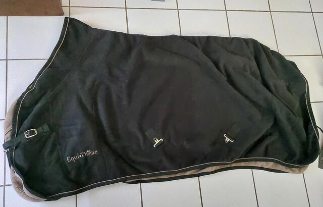 Couverture polaire noire de la marque EQUITHEME