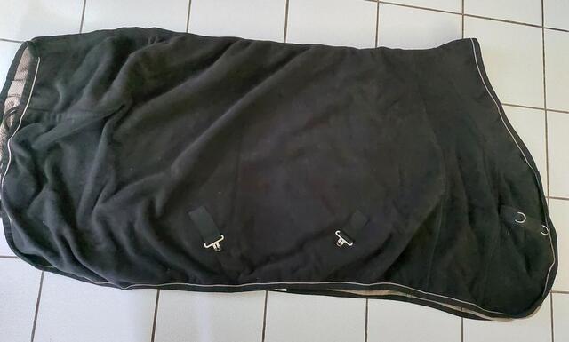 Couverture polaire noire de la marque EQUITHEME