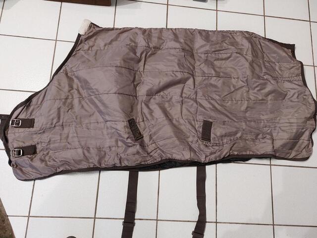 Couverture d'écurie de mi-saison de la marque FOUGANZA couleur marron glacé. Taille 125 cm