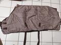 Couverture d'écurie de mi-saison de la marque FOUGANZA couleur marron glacé. Taille 125 cm