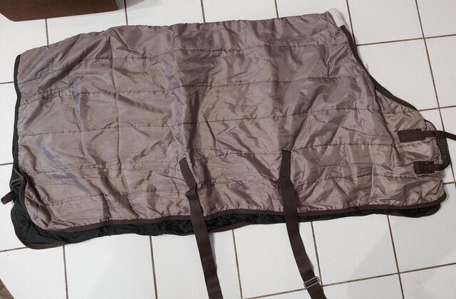 Couverture d'écurie de mi-saison de la marque FOUGANZA couleur marron glacé. Taille 125 cm