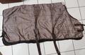 Couverture d'écurie de mi-saison de la marque FOUGANZA couleur marron glacé. Taille 125 cm