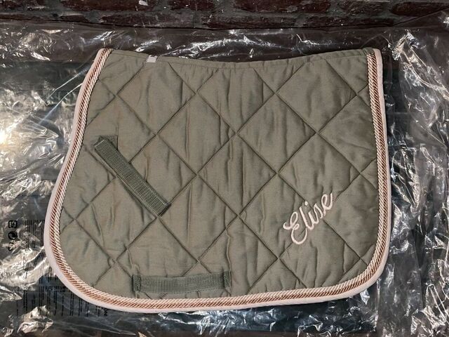 Ensemble poney tapis brodé "Elise" et bonnet vert amande HFI