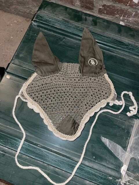Ensemble poney tapis brodé "Elise" et bonnet vert amande HFI