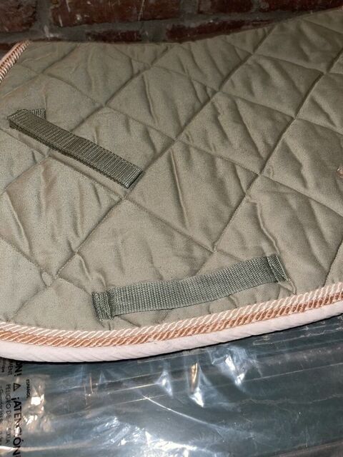 Ensemble poney tapis brodé "Elise" et bonnet vert amande HFI