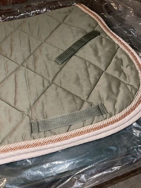 Ensemble poney tapis brodé "Elise" et bonnet vert amande HFI