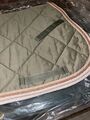 Ensemble poney tapis brodé "Elise" et bonnet vert amande HFI