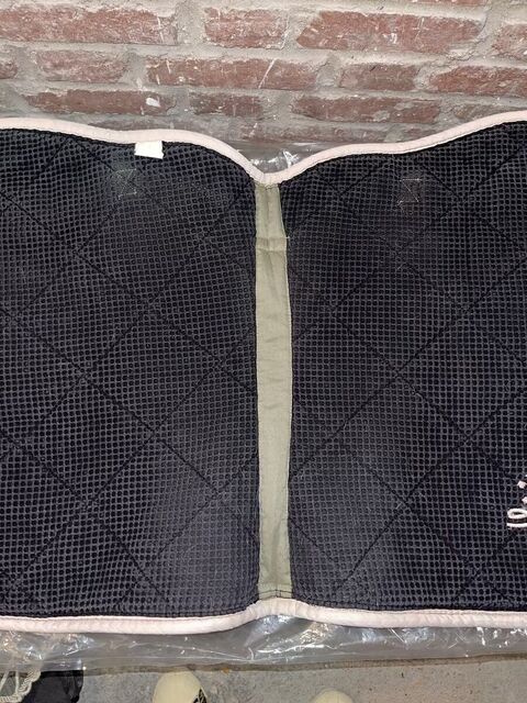 Ensemble poney tapis brodé "Elise" et bonnet vert amande HFI