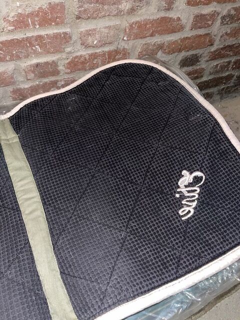 Ensemble poney tapis brodé "Elise" et bonnet vert amande HFI