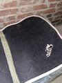 Ensemble poney tapis brodé "Elise" et bonnet vert amande HFI