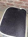 Ensemble poney tapis brodé "Elise" et bonnet vert amande HFI