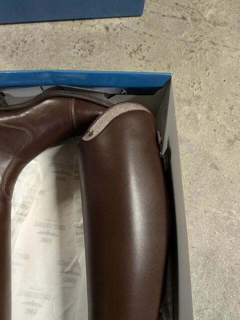 BOTTES
