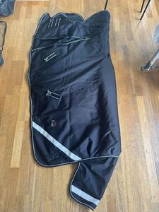 couverture HKM noir