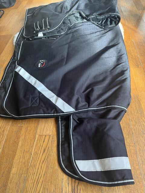 couverture HKM noir