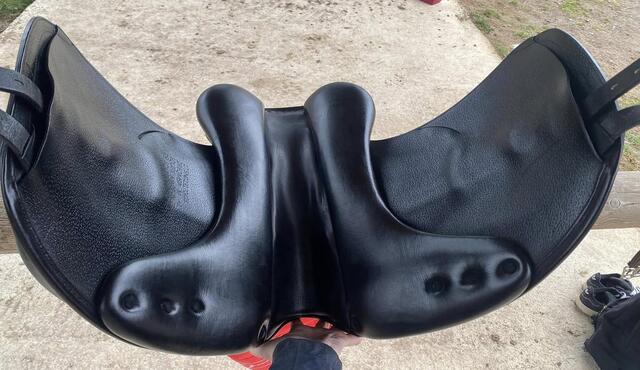 Selle de dressage Équipe modèle Élégance 17"5