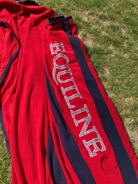 Couverture polaire Equiline rouge – Taille 145 cm