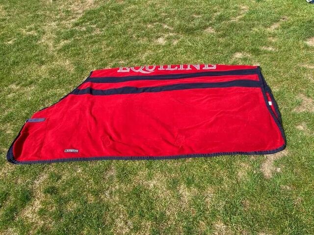 Couverture polaire Equiline rouge – Taille 145 cm