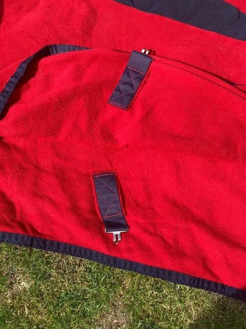 Couverture polaire Equiline rouge – Taille 145 cm