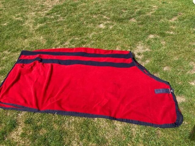Couverture polaire Equiline rouge – Taille 145 cm