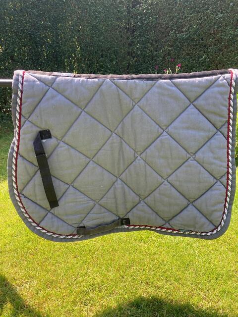 Tapis de selle Equiline – Gris & liseré tressé – Taille Full