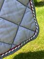 Tapis de selle Equiline – Gris & liseré tressé – Taille Full