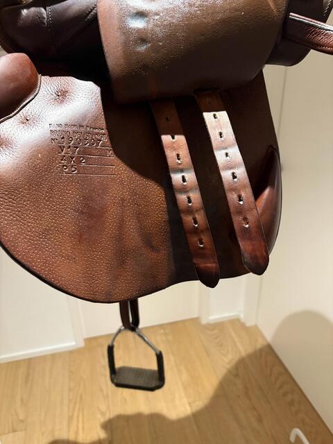 Selle Bruno Delgrange + sangle + amortisseur + étriers