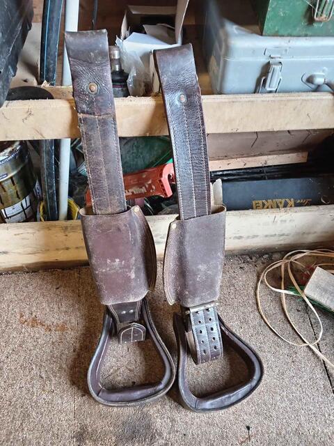 Selle Australienne en Cuir – Complète (sauf sangle ventrale) – Arcade Large
