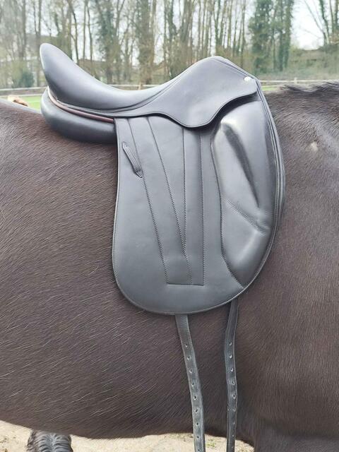 Selle dressage Butet Saumur 17 pouces