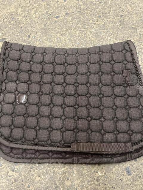 tapis brun à paillettes