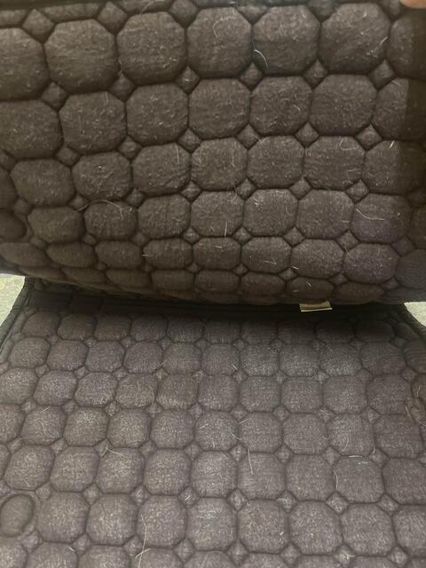 tapis brun à paillettes