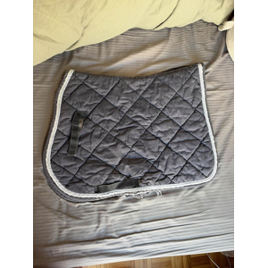 Tapis gris foncé