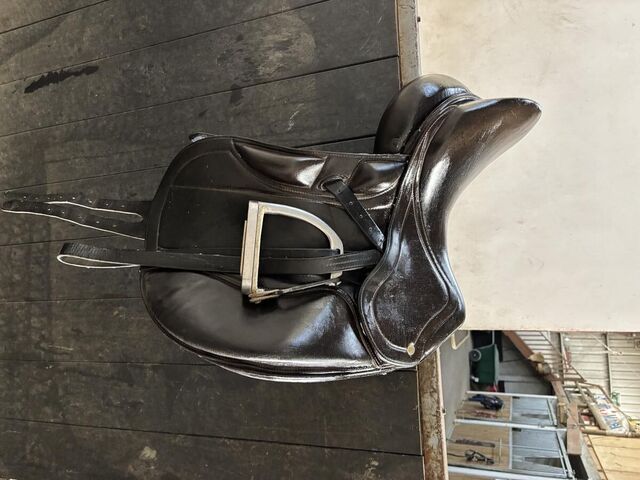 Selle de dressage fleur de lys