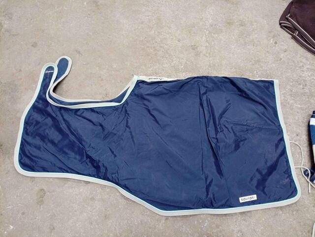 couvre reins bleu marine bordure beige imperméable
