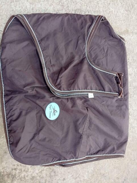 couvre reins imperméable marron logo bleu ciel bordure bleu ciel