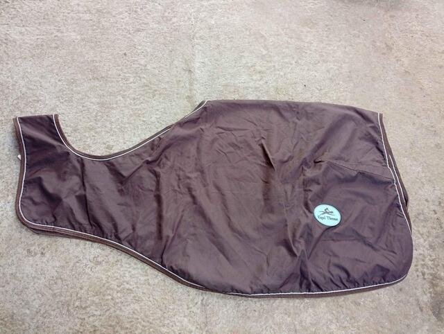 couvre reins imperméable marron logo bleu ciel bordure bleu ciel