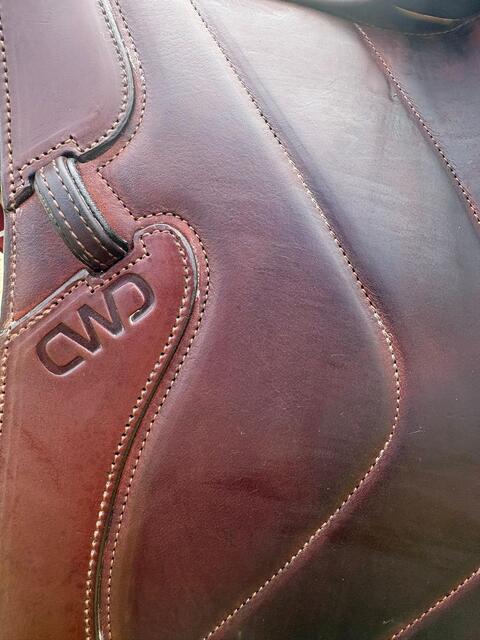 Selle de dressage marron CWD neuve