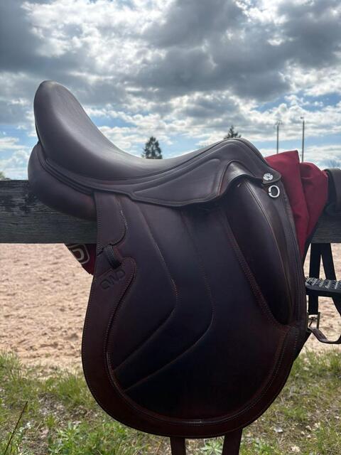Selle de dressage marron CWD neuve