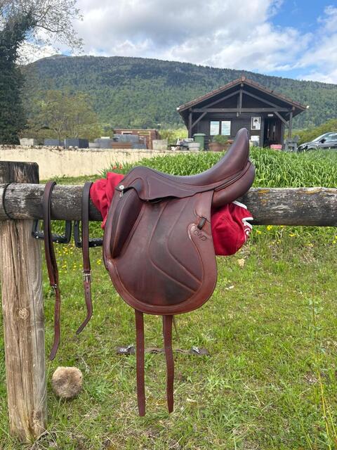 Selle de dressage marron CWD neuve